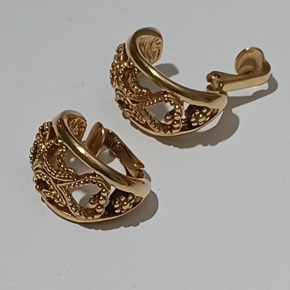 HALF HOOP GOLD TONE HEART DESIGN EARRINGS.